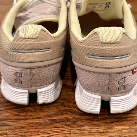 On Cloud 5 women’s tennis shoe. light weight, slip on. - Picture 3 of 6